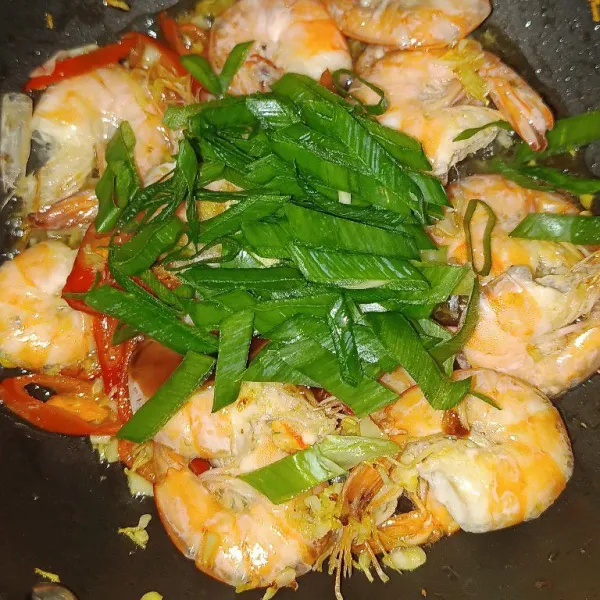 Setelah itu tambahkan daun bawang dan koreksi rasa.