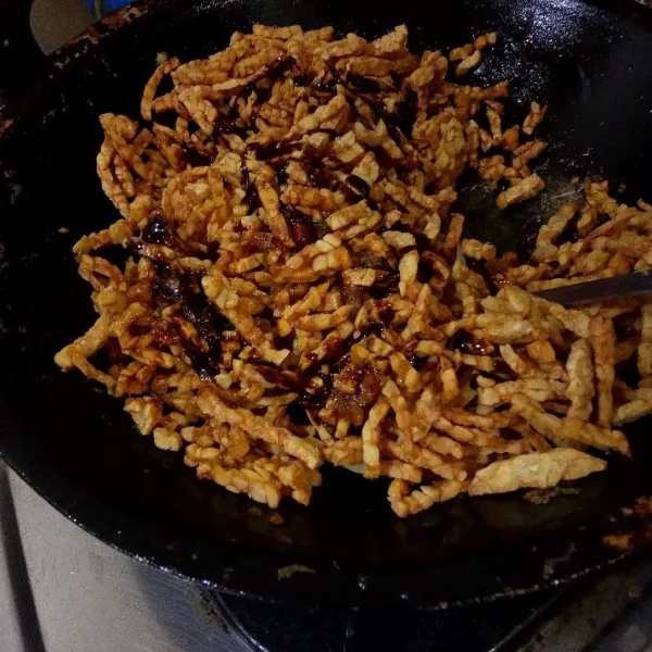 Beri kecap manis, aduk rata.