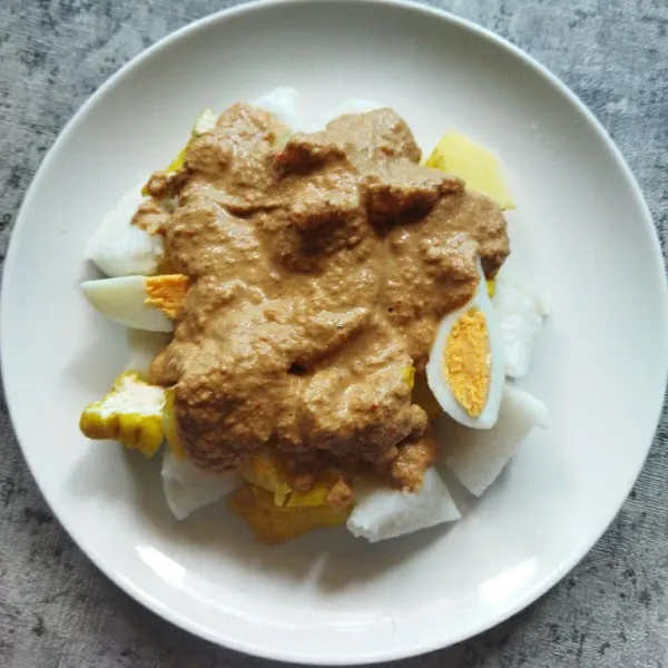 Beri bumbu yang sudah dihaluskan.