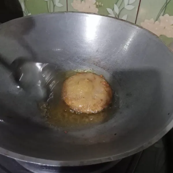 Siram siram minyak di pinggiran kue cucur agar terbentuk renda setelah matang angkat sajikan.