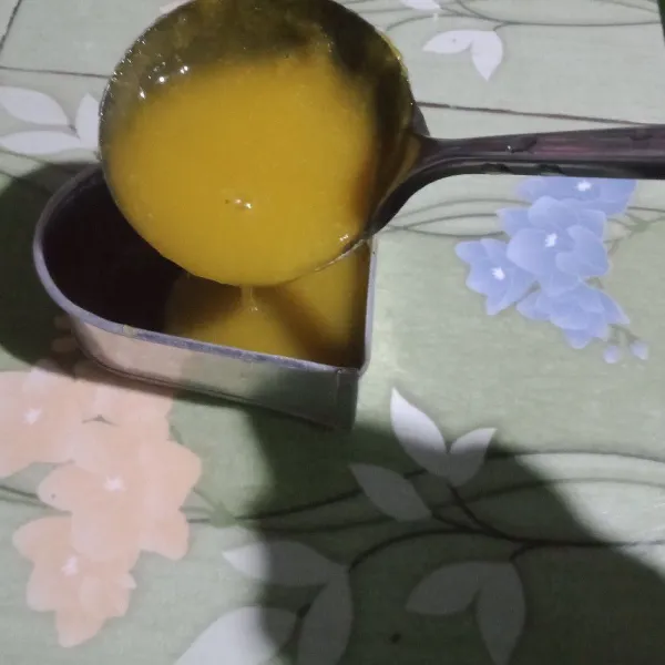 Tuang puding nanas di atas puding bening hingga penuh. Tunggu hingga dingin, masukkan ke dalam kulkas.