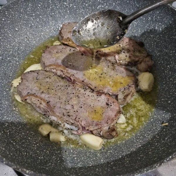 Tuang minyak ke atas daging, masak hingga tingkat kematangan yang diinginkan kemudian angkat.