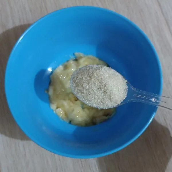 Masukkan gula pasir.