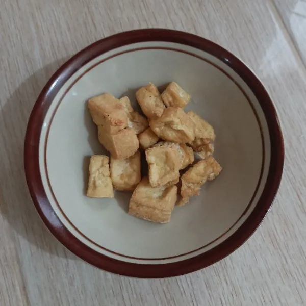 Masukkan tahu yang digoreng dalam mangkok.