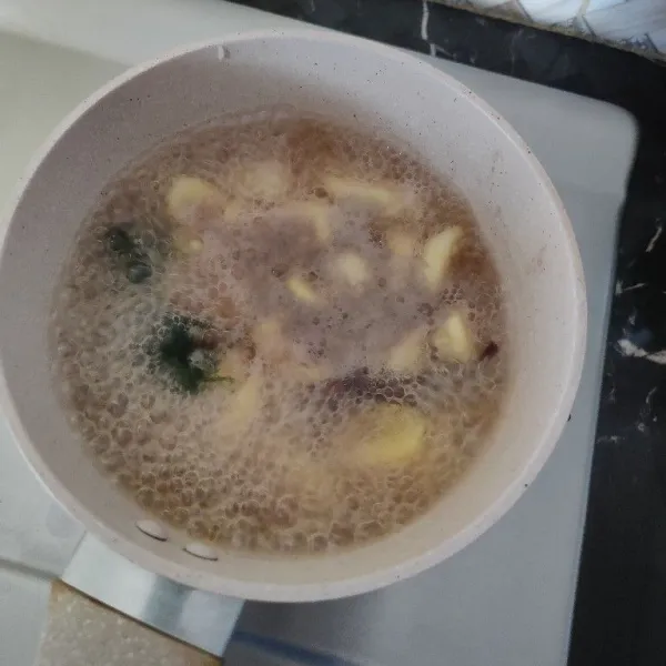 Masak hingga mendidih dan pisang matang lalu angkat dan sajikan, bisa juga di sajikan dingin dengan menambahkan es batu.