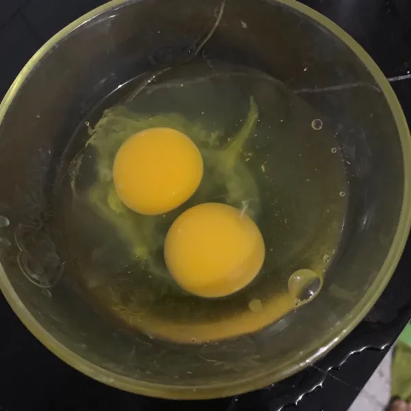 Pecahkan telur di dalam wadah.