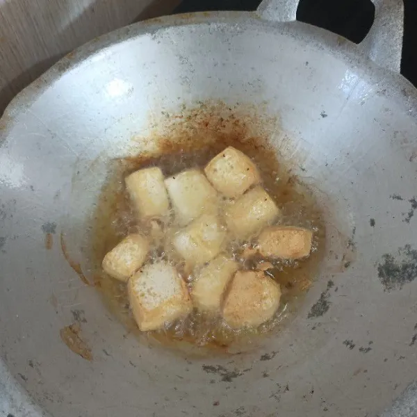 Lalu goreng di minyak yang panas.