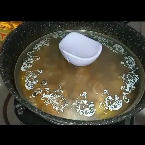 Kemudian tutup, masak hingga air menyusut.