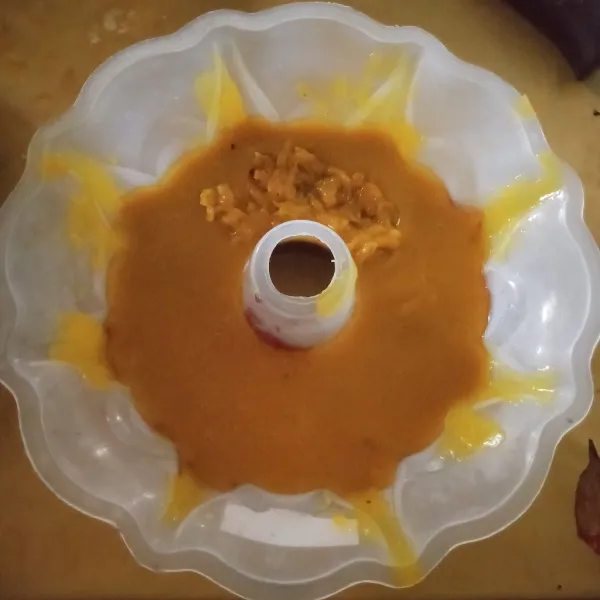 Masak kembali puding mangga, lalu tuang di atas puding ubi. Tunggu hingga set, lalu tusuk-tusuk menggunkan garpu.