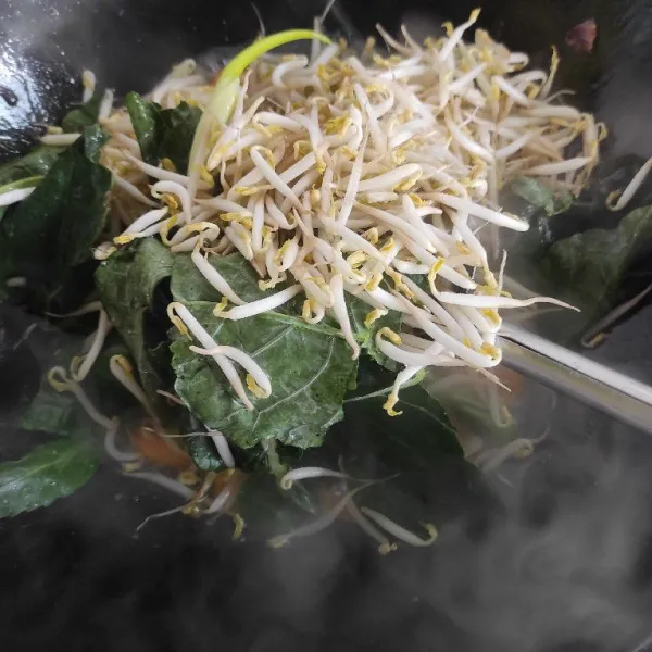 Masukkan daun brokoli dan toge. Aduk rata.