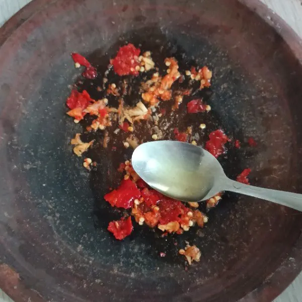 Lalu siram dengan minyak sayur super panas.