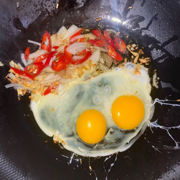 Masukkan telur lalu buat telur orak-arik.