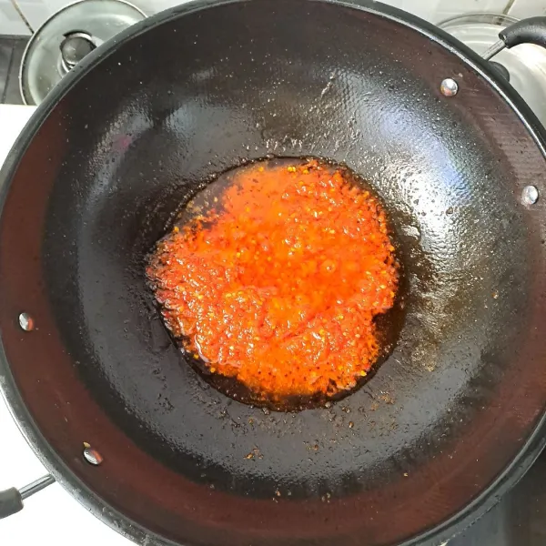 Masak hingga menyusut dn sambal berminyak/tanak. Bumbui dengan garam gula dan kaldu bubuk.