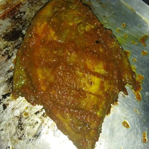 Oles semua permukaan ikan bawal dengan bumbu yang sudah ditumis, masak hingga matang, angkat lalu beri air perasan jeruk limau, sajikan.