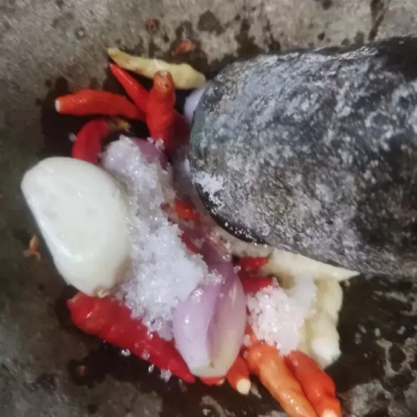 Ulek bahan sambal korek hingga halus.