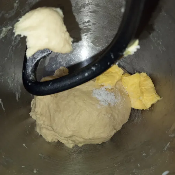 Campur semua bahan menjadi satu kecuali margarin dan garam (proses tuang susunya perlahan sampai kalis saja). Setelah kalis masukkan margarin dan garam.