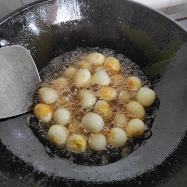 goreng telur puyuh hingga kuning keemasan.