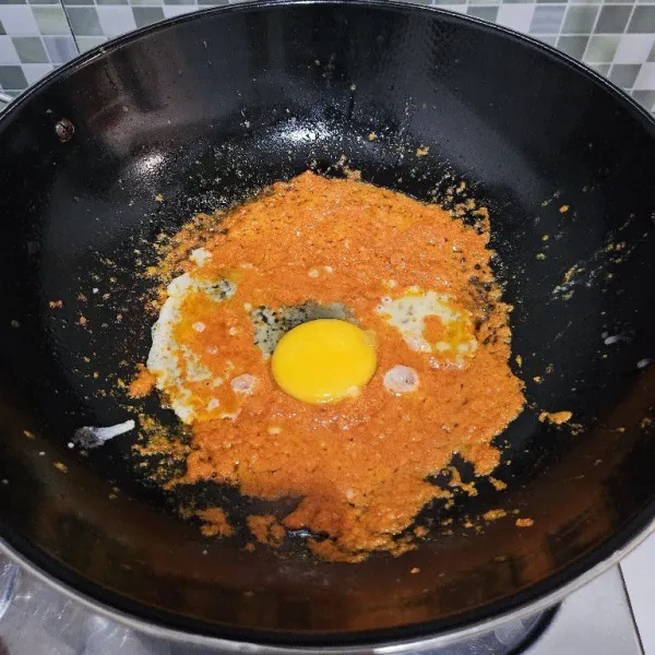 Masukkan telur, buat orak-arik.