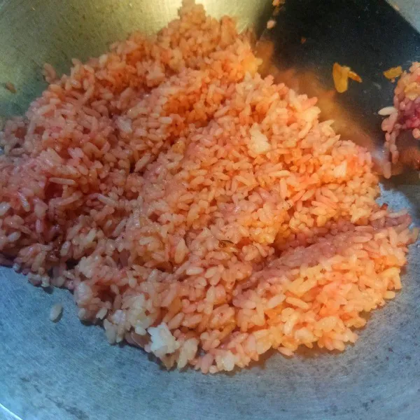Masak hingga nasi berasap dan bumbu tercampur.