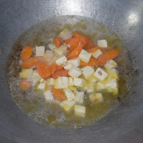 Masukkan air dan masak hingga air menyusut dan sayurnya matang.