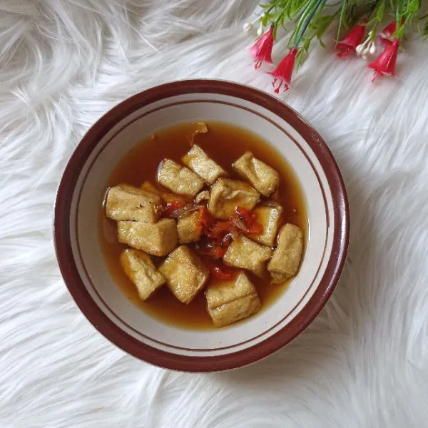 Lalu terakhir siram dengan kuah gula merah pedas.