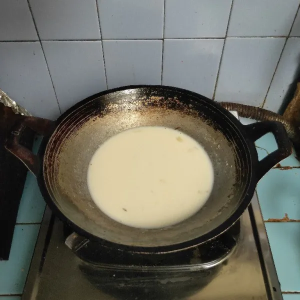 Tambahkan tepung terigu, susu cair, air kaldu, garam, kaldu bubuk dan lada bubuk, aduk rata, masak hingga mengental lalu matikan api.