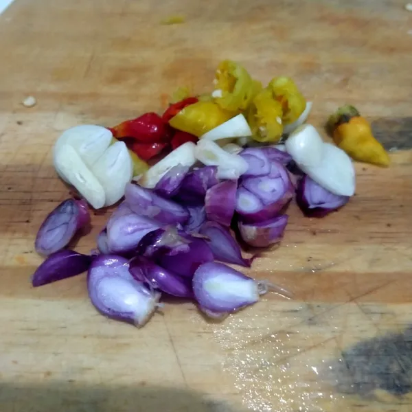 Siapkan bawang merah, bawang putih, dan cabai rawit.