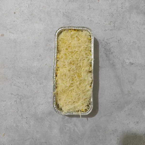 Taburi dengan keju parut dan oregano. Panggang dengan oven pada suhu 200°C selama 45 menit atau sampai matang, sesuaikan dengan oven masing-masing. Setelah matang, angkat dan biarkan suhu ruang lalu siap disajikan.