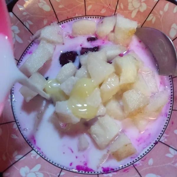 Beri susu cair, aduk rata.