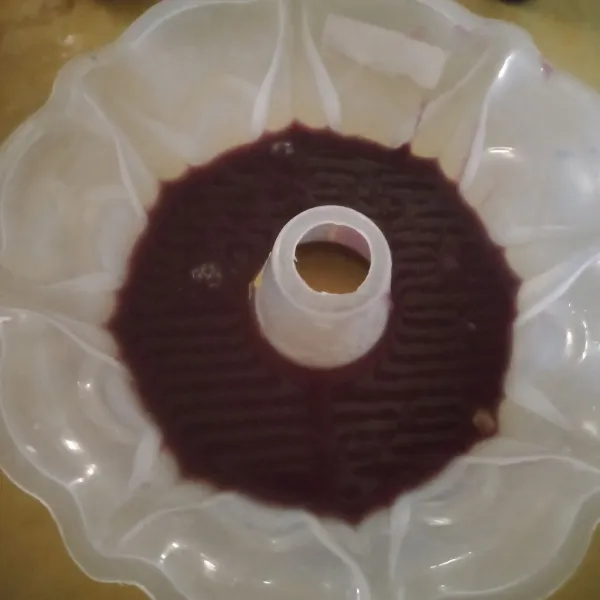 Tuang puding ubi hingga 1/3 tiga cetakan, lalu tunggu hingga set dan tusuk-tusuk menggunakan garpu.
