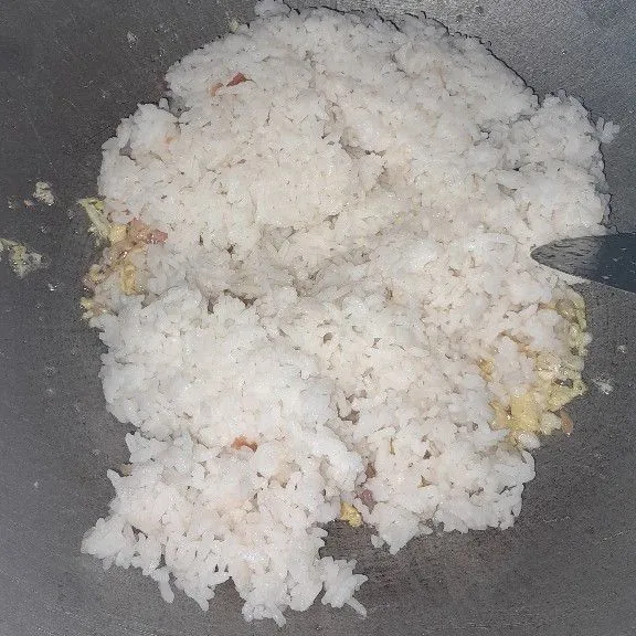 Setelah itu masukkan nasi putih lalu aduk hingga merata.