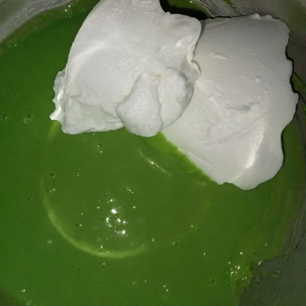 Masukkan adonan meringue bertahap tiga kali kedalam adonan pasta, aduk balik perlahan hingga tercampur rata.