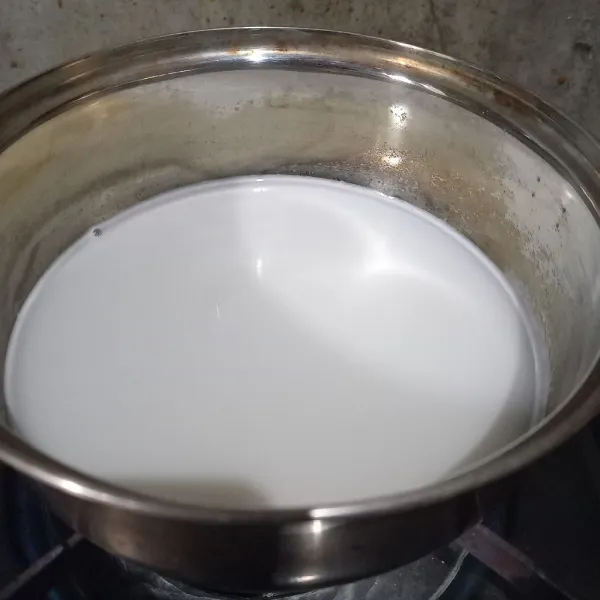 Masak semua bahan puding putih hingga mendidih.