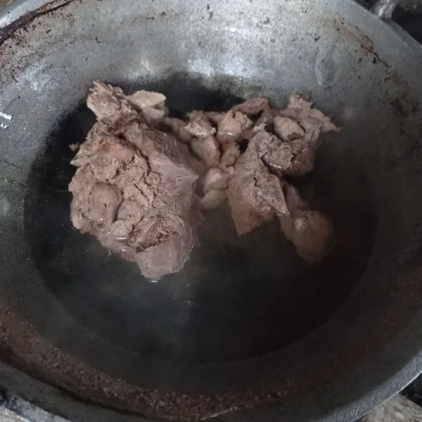 Rebus daging sapi sampai empuk.