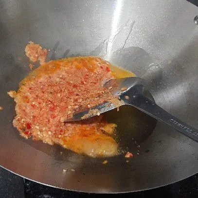 Haluskan cabai merah, cabai rawit, bawang merah, bawang putih, dan jahe kemudian tumis dengan secukupnya minyak hingga wangi.