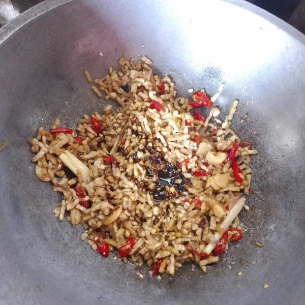 Masukan tempe yang sudah digoreng tadi. Tambahkan kecap manis.