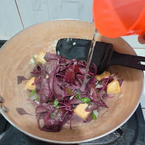 Tambahkan air masak hingga mendidih.