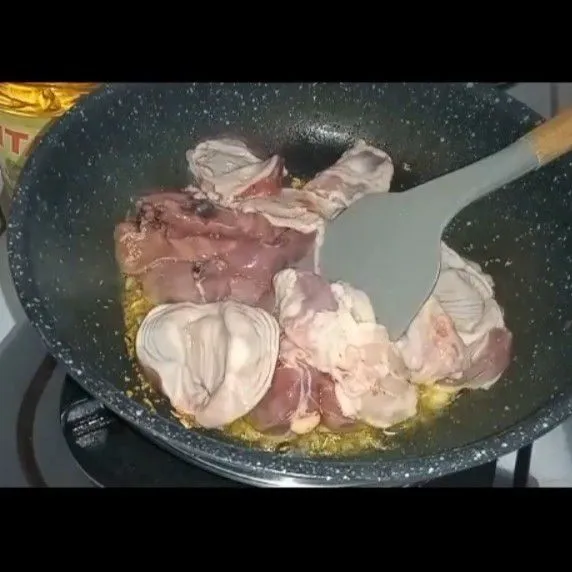 Kemudian setelah bumbu matang masukkan rempela ati yang sudah dicuci bersih..