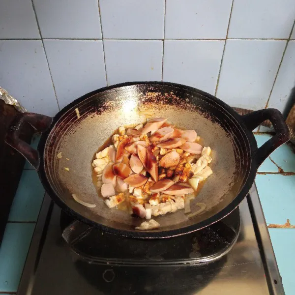 Tambahkan sosis, garam, kecap manis, kecap asin, saus teriyaki, garam, kaldu bubuk dan merica lalu aduk rata.