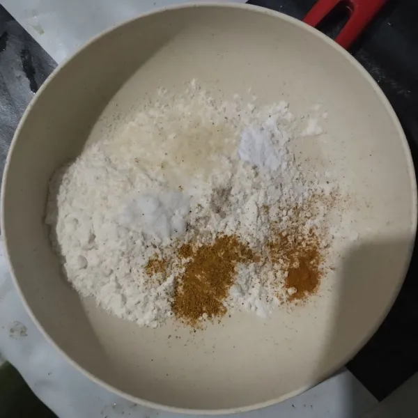 Campurkan tepung terigu dengan bumbu rempah, aduk rata.