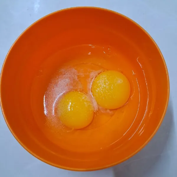 Kocok telur, merica bubuk dan kaldu bubuk sampai rata.
