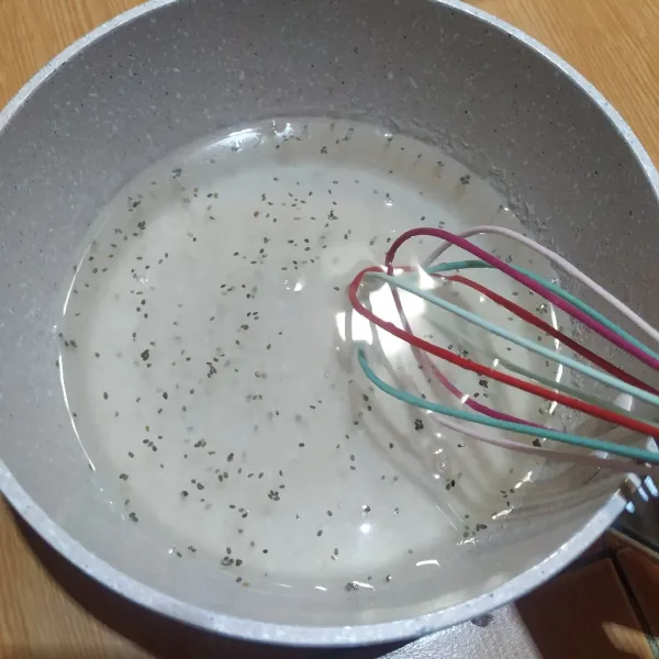 Angkat, lalu tambahkan chia seed. Aduk rata kembali.