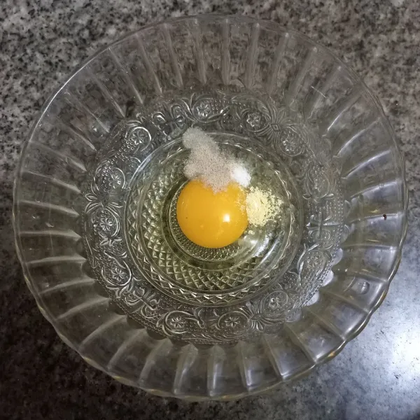 Kocok lepas telur bersama garam, kaldu jamur dan merica bubuk, sisihkan.