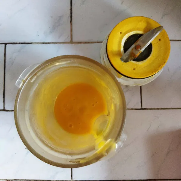 Blender mangga dan sedikit air hingga lembut dan tercampur rata, lalu sisihkan.