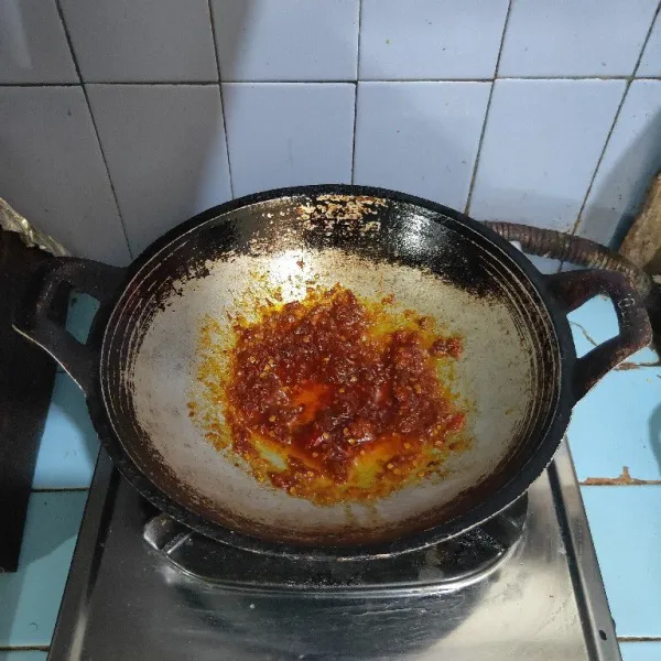 Tumis bumbu halus sampai harum.