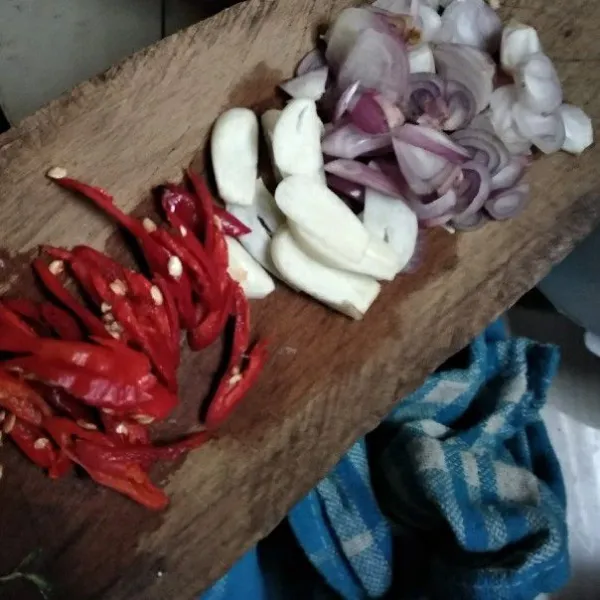 Iris tipis-tipis bawang merah, bawang putih dan cabe.