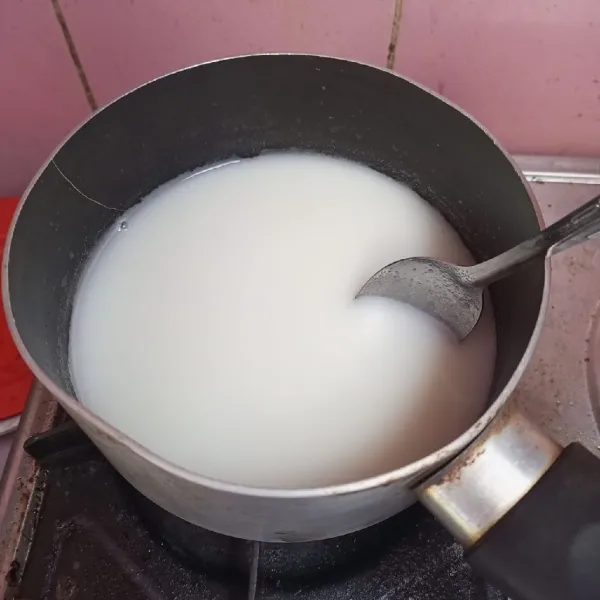 Rebus jelly rasa leci bersama susu dan gula, sambil diaduk hingga mendidih.