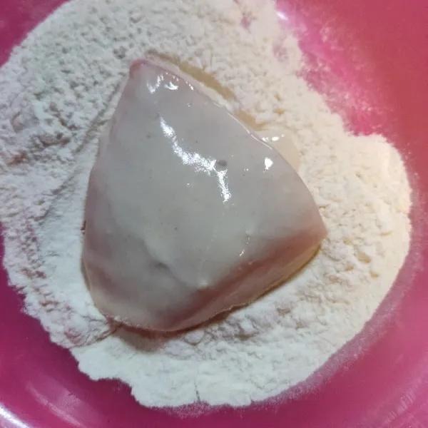 Balurkan ayam yang telah dicelup tadi ke dalam tepung kering, balut rata sambil dicubit-cubit.