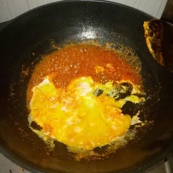Siapkan pan dan panaskan minyak, tumis bumbu halus sampai harum. Masukan telur lalu aduk orak arik sampai telur setengah matang.