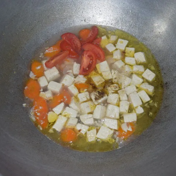 Setelah air sedikit menyusut, masukkan bumbu berserta tomat. Cek rasa dan jika sudah pas, matikan api kompornya dan siap dihidangkan.